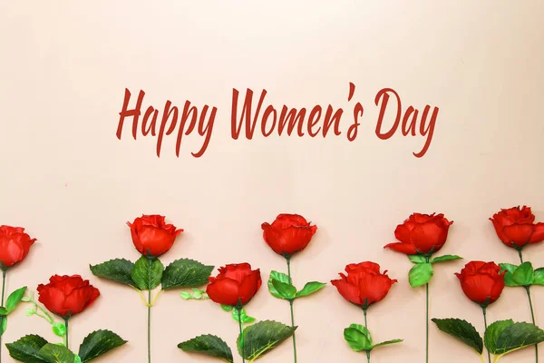Piękne Róże Kwiaty Kobiet Szczęśliwy Dzień Tekst Białym Tle Różowym — Zdjęcie stockowe
