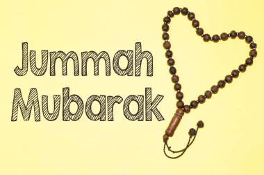 Jumah Mubarakah (Cuma mübarek) ve kalp şekli ile tasbih oluşturan 