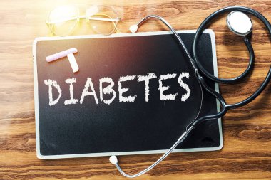 Hastalığı Diyabet kavramı el yazısı kara tahta, Beyaz tebeşir, gözlük ve ahşap masa üzerinde stetoskop