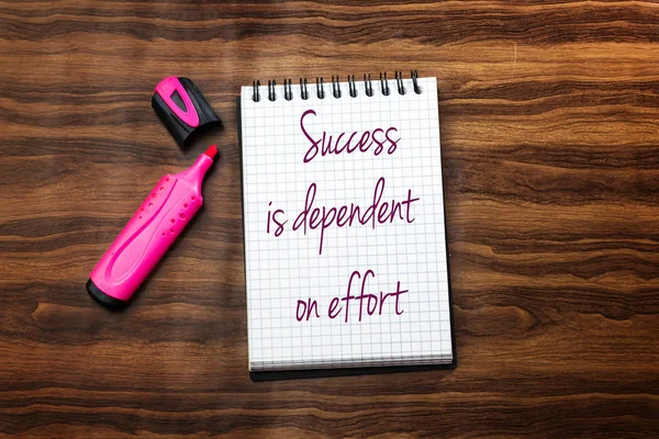 Επιτυχία Είναι Εξαρτάται Από Την Προσπάθεια Κείμενο Γράφοντας Στο Σημειωματάριο — Φωτογραφία Αρχείου