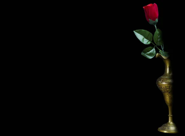 Rose Rouge Fleur Oriental Vase Antique Laiton Sur Fond Noir — Photo