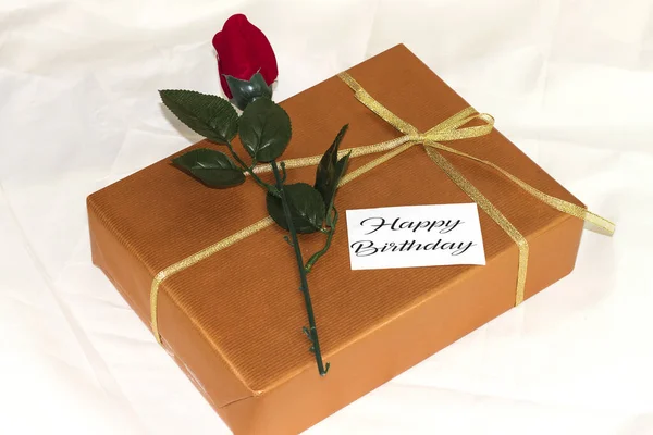 Czerwona Róża Prezent Szczęśliwy Urodziny Karty Papieru Łóżku — Zdjęcie stockowe