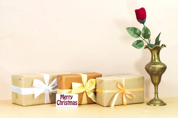 Rote Rose Blume Ostgold Antike Messingvase Und Schachteln Geschenke Mit — Stockfoto