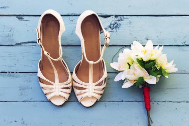 Düğün günü kavramı, beyaz topuk güzel beyaz çiçekler Buket mavi ahşap masa