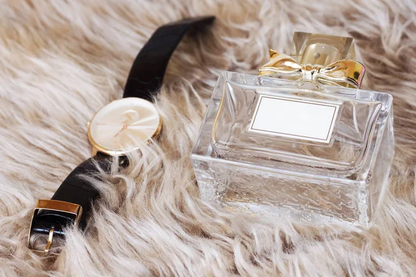 ヴィンテージボトルの香水と毛皮の手の腕時計 — ストック写真