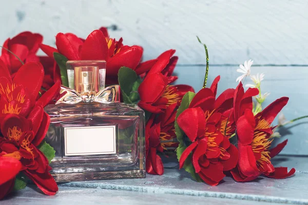 花の赤い花とヴィンテージボトルの香水 — ストック写真