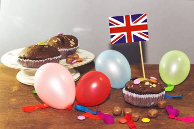 Kırmızı beyaz ve Mavi Tema çikolata Arapça ev yapımı kek ve pasta İngiltere Union Jack bayrakları ile Kraliçe'nin doğum günü hafta sonu kutlaması veya Büyük Britanya'nın parti gıda için stand