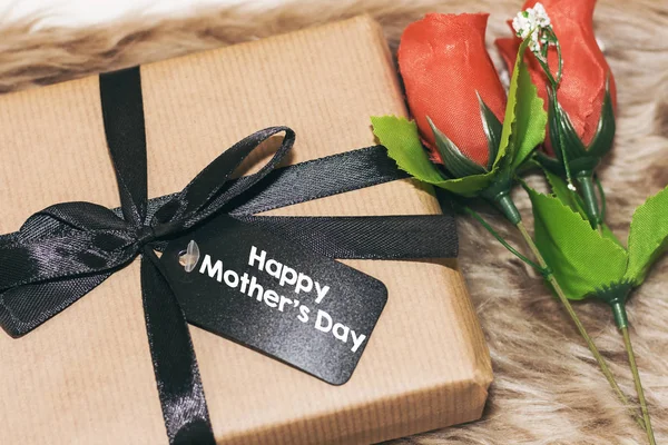 Conceito Férias Caixa Presente Com Etiqueta Dia Mãe Feliz Flores — Fotografia de Stock