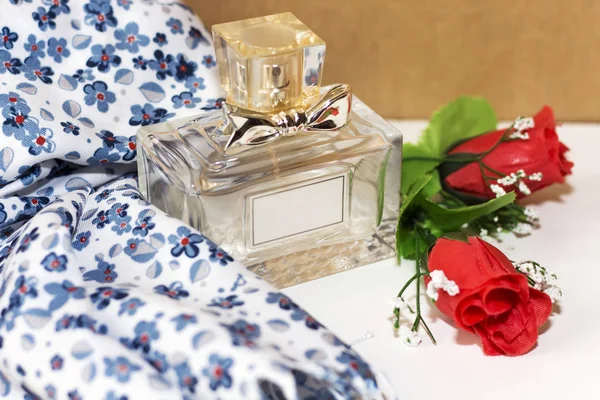 Flasche Parfüm Mit Roten Blumen Und Floralem Schal — Stockfoto