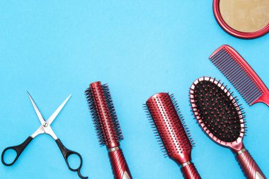 Kopya alanı ile mavi arka planda izole profesyonel kuaförlük araçları