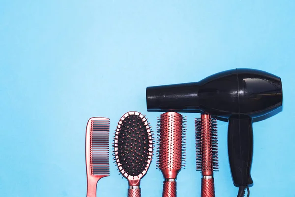 Strumenti Professionali Parrucchieri Asciugacapelli Nero Isolato Sfondo Blu Con Spazio — Foto Stock