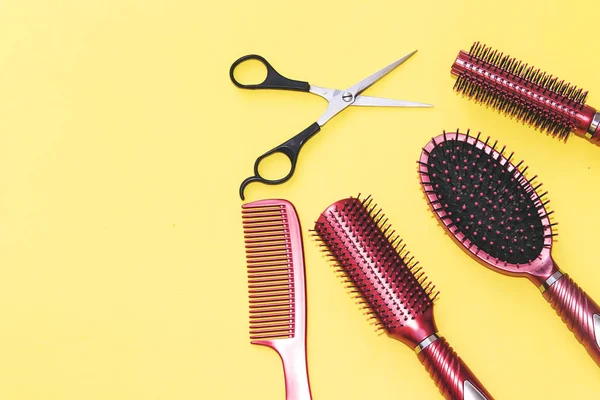 Professionelle Friseurwerkzeuge Isoliert Auf Gelbem Hintergrund Mit Kopierraum — Stockfoto