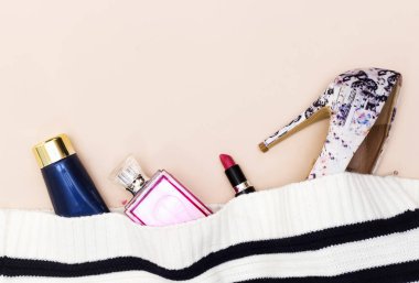 güzel pompa yüksekliği topuklu ve krem Tüp, kırmızı ruj, beyaz ve siyah ceket parfüm şişesi