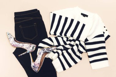 Siyah Jean, Zebra kazak, pembe arka planda çift pompa Ayakkabı