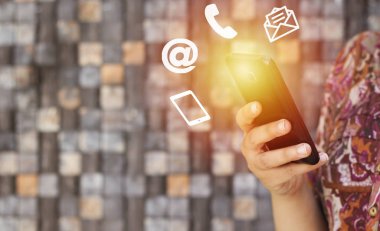 İş kadını simgesi hareket eden telefon, adres, telefon ve adres ile akıllı telefon tutarak. Müşteri Hizmetleri çağrı merkezi kavramı bize ulaşın
