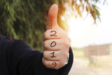 2019 numaraları, yeni yıl kavramı ile thumbs up gösteren çekim adam