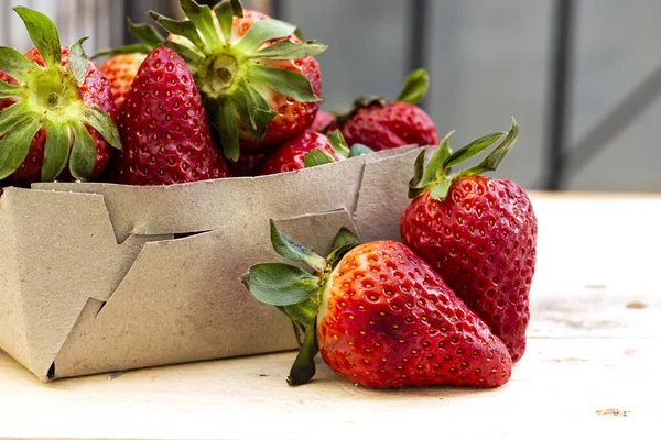Karton Mit Frisch Gepflückten Erdbeeren Auf Holztisch — Stockfoto