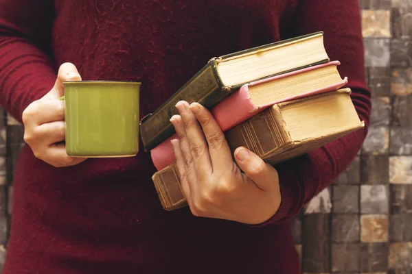 Närbild Kvinnliga Händer Som Håller Kaffekopp Stängda Böcker — Stockfoto