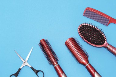 Kopya alanı ile mavi arka planda izole profesyonel kuaförlük araçları