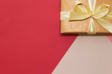 Üç renkli kağıt üzerinde dikdörtgen hediye kutusu: kırmızı ve pembe