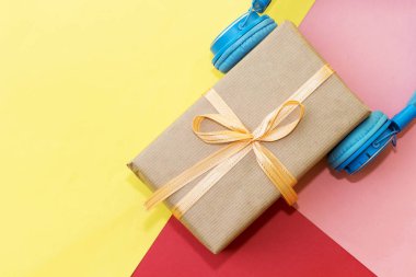 Noel müziği hediye kavramı. Renkli arka planda kulaklıklar ve hediye kutuları