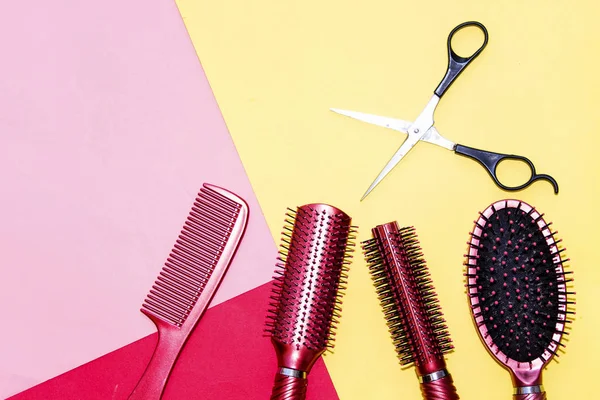 Professionelle Friseurwerkzeuge Isoliert Auf Buntem Hintergrund Mit Kopierraum — Stockfoto