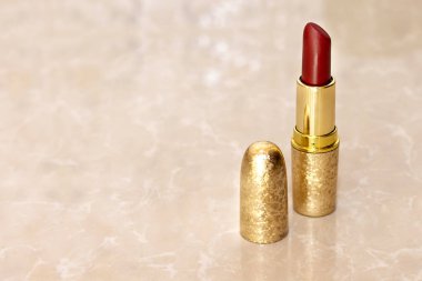 Kırmızı ruj tüpü