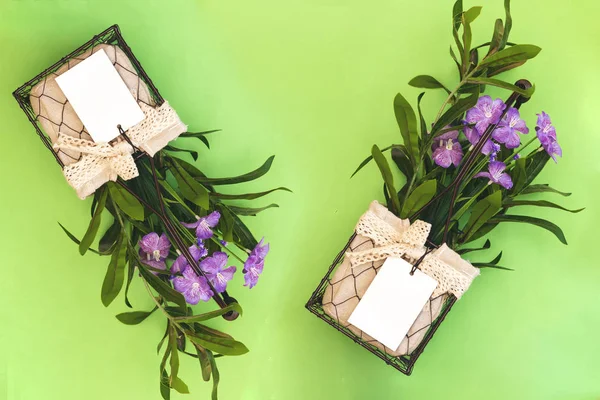 対称性美しい人工紫色の花の花瓶 — ストック写真