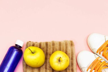 Spor ekipmanları düz yatıyordu, sarı elma ve su şişesi, spor ayakkabı. Kavram sağlıklı yaşam tarzı, spor ve diyet.