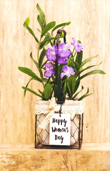 Piękne Sztuczne Fioletowe Kwiaty Wazon Szczęśliwym Kobiet Tag Dzień Drewniane — Zdjęcie stockowe