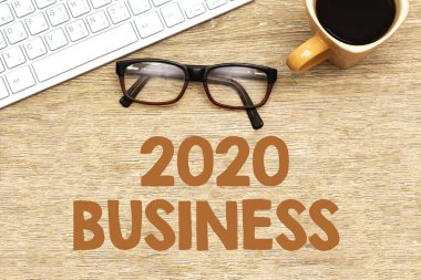 İş yeri: klavye, gözlük ve kahve fincanı ahşap masa, 2020 iş konsepti