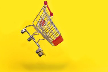 alışveriş sepeti sarı arka plan ile uçuyor