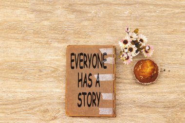 Herkes bir hikaye kavramı, masaüstü vardır: eski kitap ve cupcake, pot çiçekler