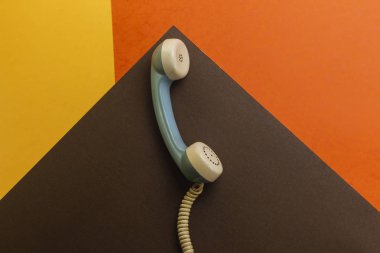 renkli arka plan üzerinde izole eski retro telefon yakışıklı