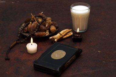 tabak tarihleri, tespih müslüman, kur'an-ı Kerim, mum ve süt fincan 