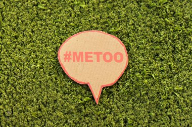 yeşil çim üzerinde metoo konuşma balonu