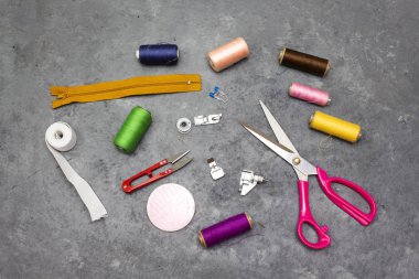 Araçlar dikiş: makas, renkli bobin gri ahşap masa, iş parçacığı ve presser ayak ile top görünümü - görüntü