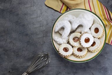 Oryantal Cezayirli tatlı kurabiye (kaab el Ghazal) ceylan boynuzları adı ve kayısı reçel ile kurabiye tercüme
