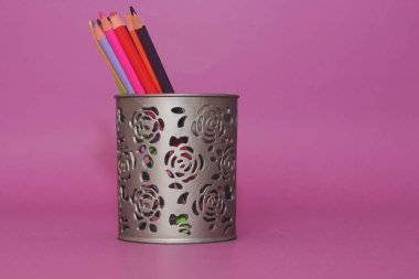 bir kalem halinde renkli kalemler