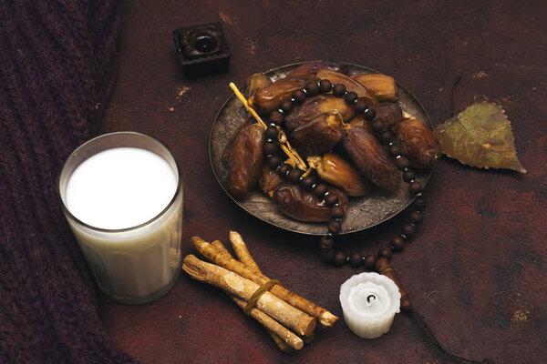 Рамадан Карим концепции с датами и и и четки, сивак, свечи и стеклянное молоко
