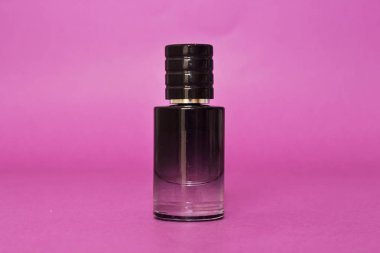 vintage şişe parfüm pembe arka plan izole