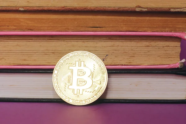 kitap arka plan ile bir bitcoin