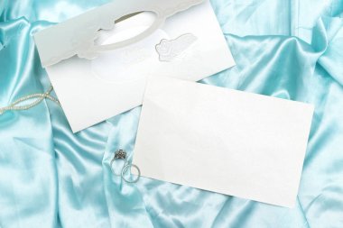 Davetiye kartında alyanslar, düğün hazırlıkları, düğün süsleri