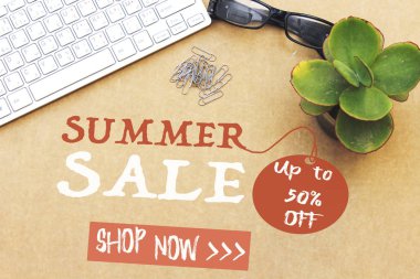 yaz satış konsepti, masaüstü : klavye, gözlük 