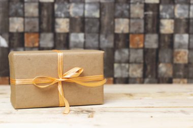ahşap masa üzerinde dikdörtgen hediye kutusu, tatil konsepti