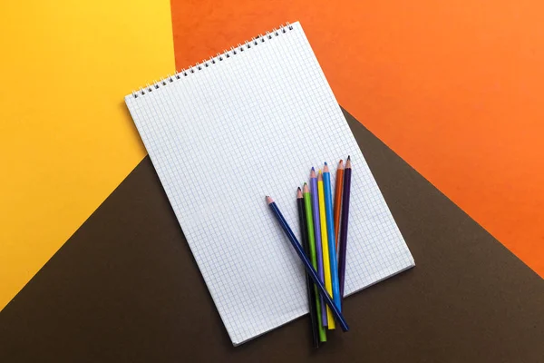 Voltar Conceito Escola Caderno Vazio Lápis Colorido Isolado Fundo Papel — Fotografia de Stock