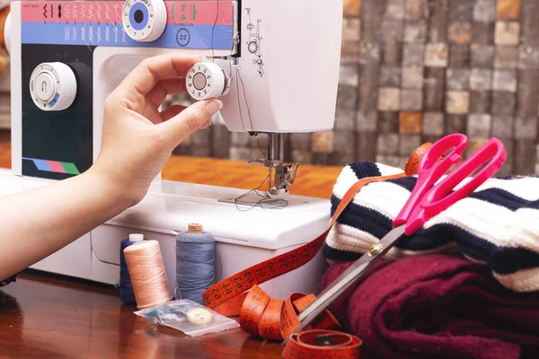 bir makine üzerinde kadın dikiş kapatmak