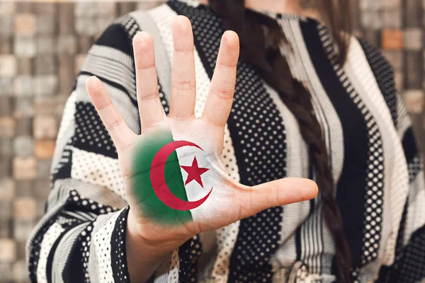 Açık Avuç Içi Eliyle Boyanmış Cezayir Bayrağı Gösteren Kadın — Stok fotoğraf