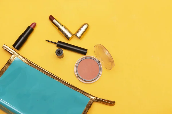 Productos Maquillaje Con Bolsa Cosmética Aislada Sobre Fondo Amarillo —  Fotos de Stock