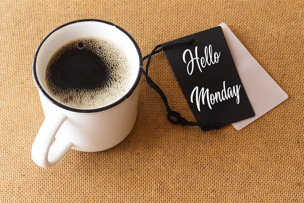 Tekst Hello Poniedziałek Tag Filiżanką Aromatycznej Kawy — Zdjęcie stockowe